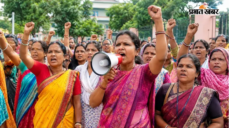 छह सूत्री मांगों को लेकर JSLPS की महिला कर्मियों का प्रदर्शन, मांगें पूरी होने तक काम पर नहीं लौटने की चेतावनी