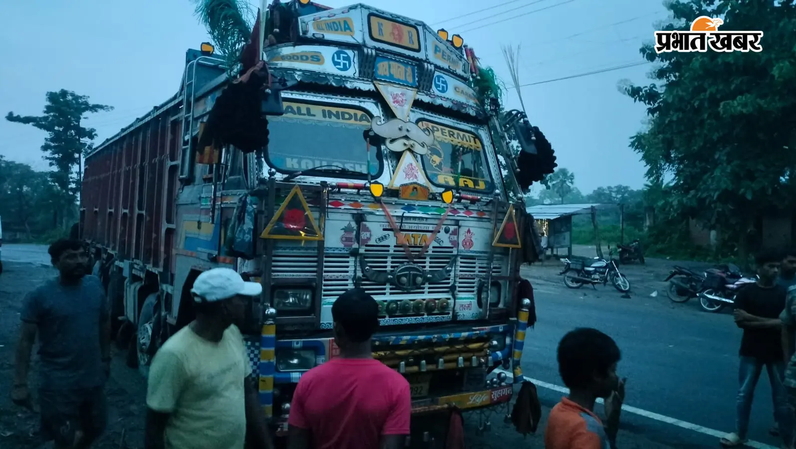 ट्रक की चपेट में बाइक सवार युवक की मौत, दूसरा गंभीर