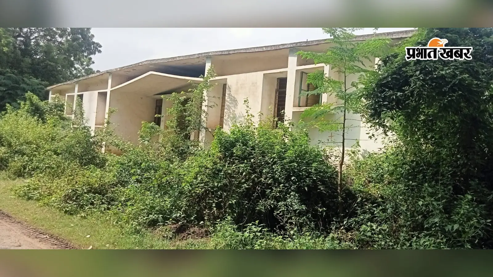 लाखों का स्टेडियम बना खंडहर:कमरे-शौचालय जर्जर, चारदीवारी ध्वस्त