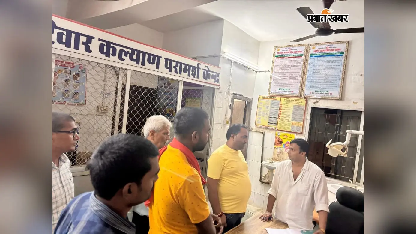 बेगूसराय : मुखिया राष्ट्रपति कुमार रात में पहुंच गए अस्पताल, मरीजों की हालत की लेने लगे जानकारी