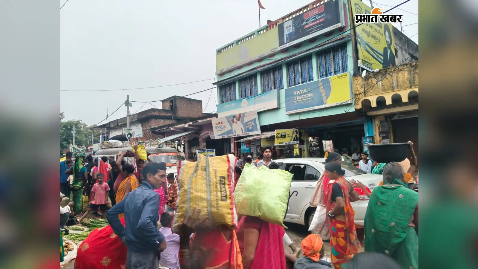 हर बुधवार जाम से जूझता गावां, हाट की जमीन सिमटी तो सड़क बनी बाजार