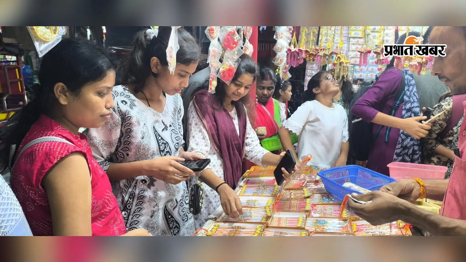 भाई-बहन के प्यार ने बाजार में भरी रौनक, राखी और गिफ्ट की बढ़ी मांग