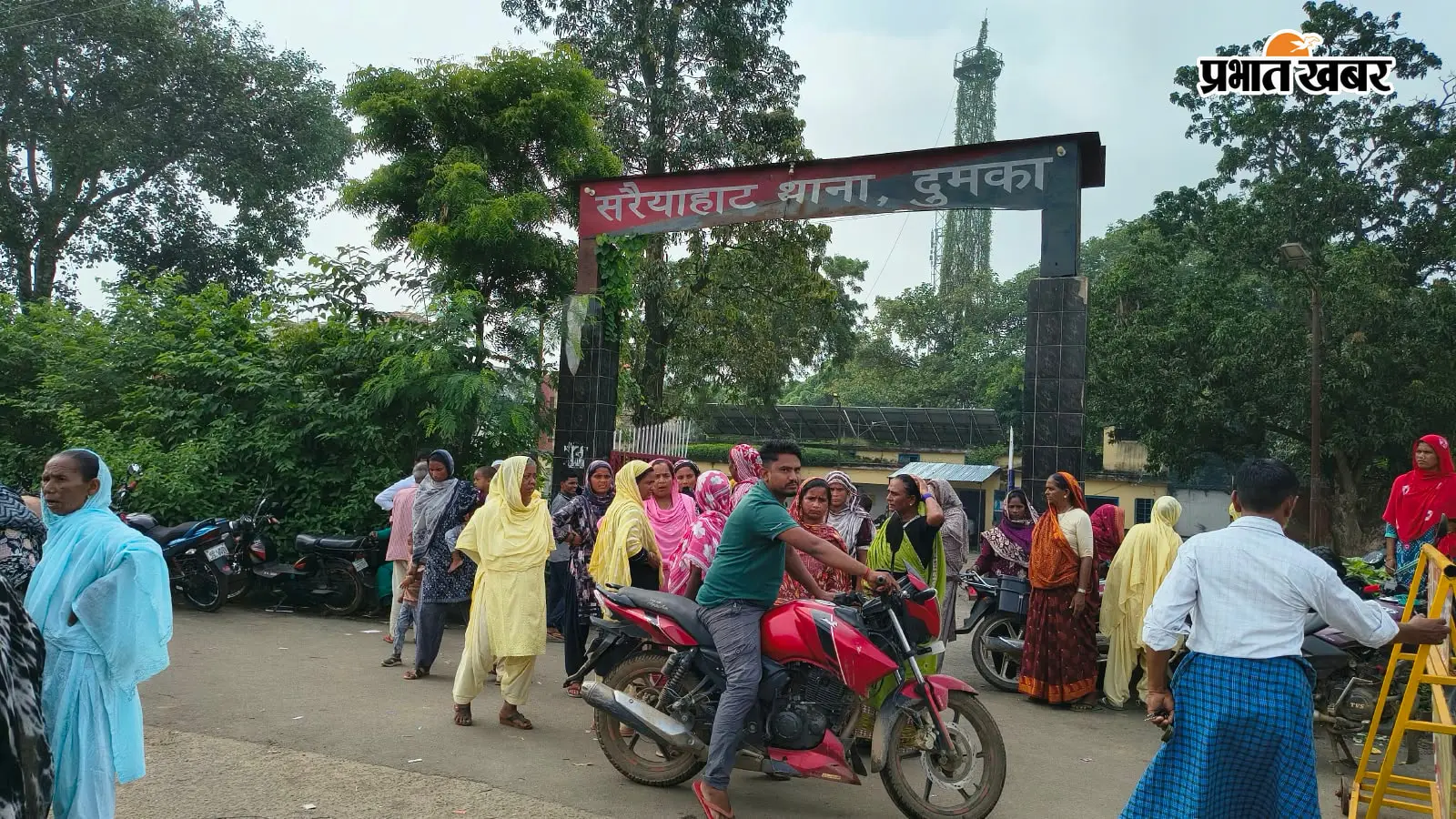 महिला की संदिग्ध मौत पर भड़का आक्रोश:सरैयाहाट में शव रखकर सड़क जाम