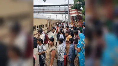 बेगूसराय : जानकी एक्सप्रेस में पैर रखने की जगह नहीं, लोगों की अपील-रक्षाबंधन के मौके पर कोच बढ़ाए रेलवे
