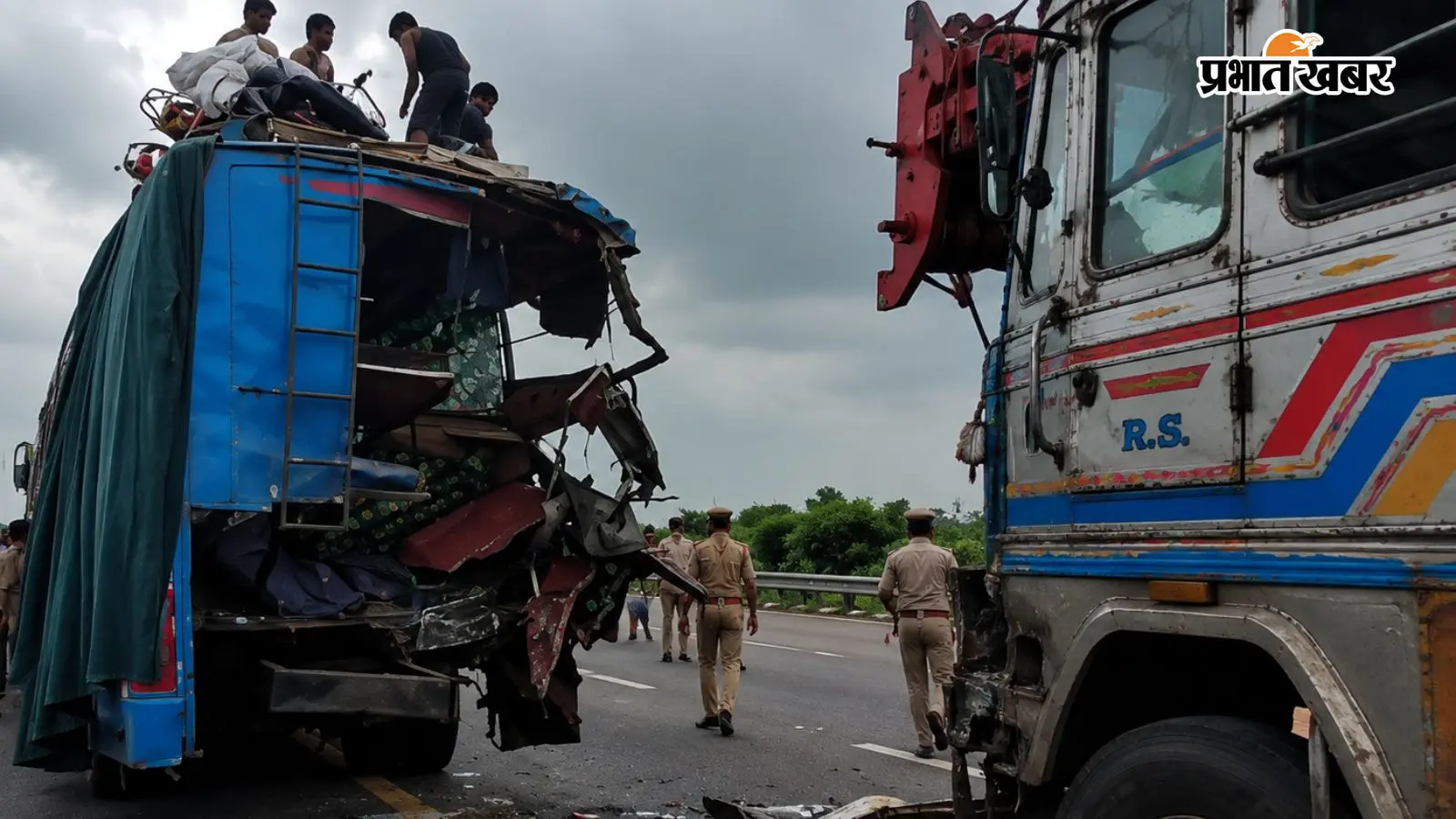 UP के पूर्वांचल एक्सप्रेसवे पर एक झटके में थम गया सफर! बस में पीछे से घुसा ट्रक, 3 की मौत, 11 घायल