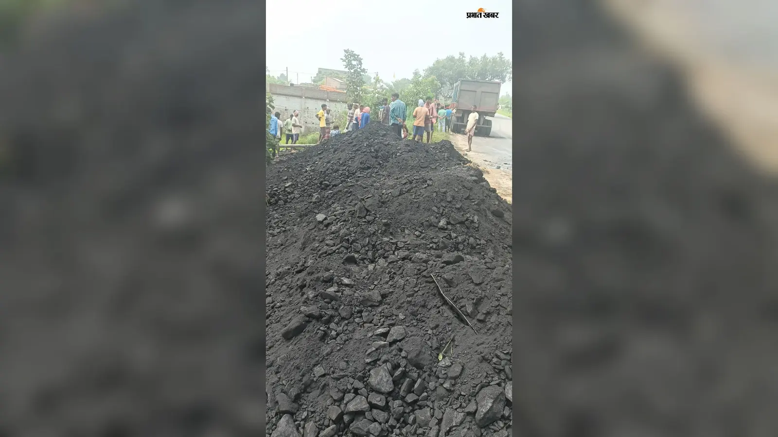 बेवा बाइपास में कोयला लोड हाइवा पलटा:खेत में बिखरा कोयला, मौके पर जुटी भीड़