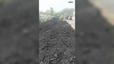 बेवा बाइपास में कोयला लोड हाइवा पलटा:खेत में बिखरा कोयला, मौके पर जुटी भीड़