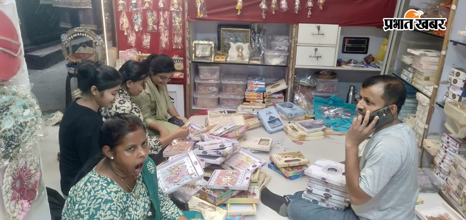 रक्षाबंधन को लेकर दुकान में भाई के लिए राखी खरीदती बहनें. | Prabhat Khabar Network
