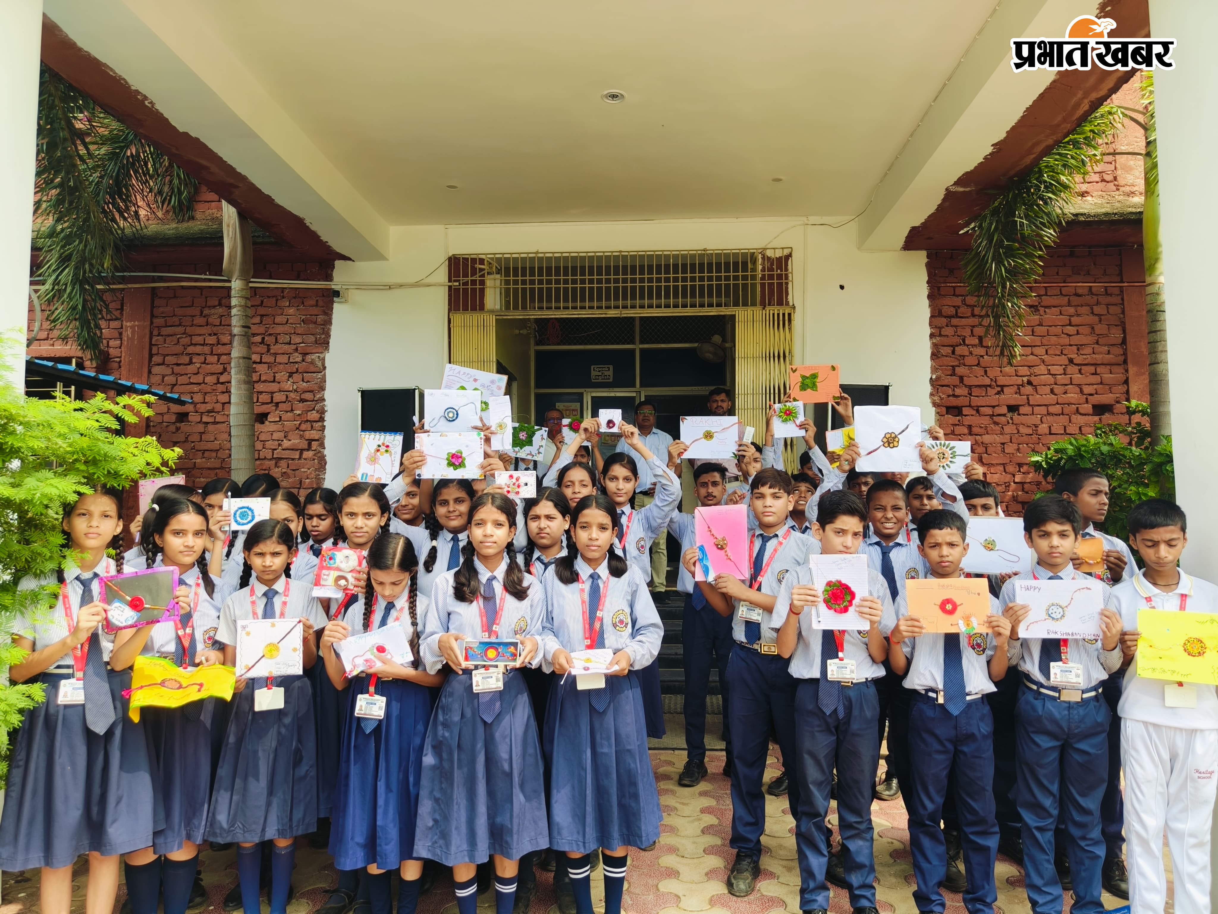 फोटो- इको फ्रेंडली राखी निर्माण प्रतियोगिता के तहत निर्मित राखी का प्रदर्शन करते छात्र-छात्राएं फोटो - छात्रों की कलाई में राखी बांधती छात्राएं | Prabhat Khabar Network