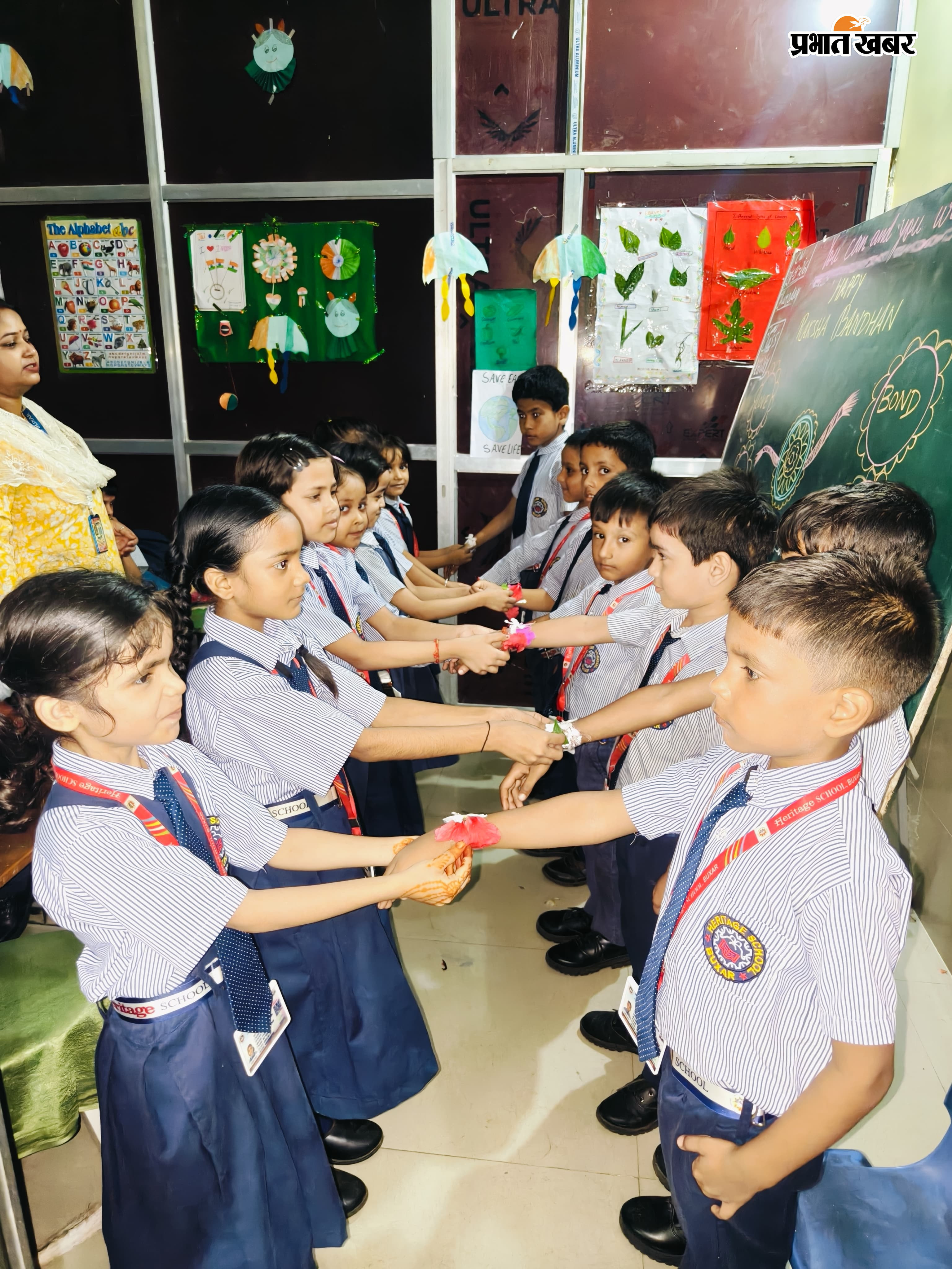 फोटो- इको फ्रेंडली राखी निर्माण प्रतियोगिता के तहत निर्मित राखी का प्रदर्शन करते छात्र-छात्राएं फोटो - छात्रों की कलाई में राखी बांधती छात्राएं | Prabhat Khabar Network