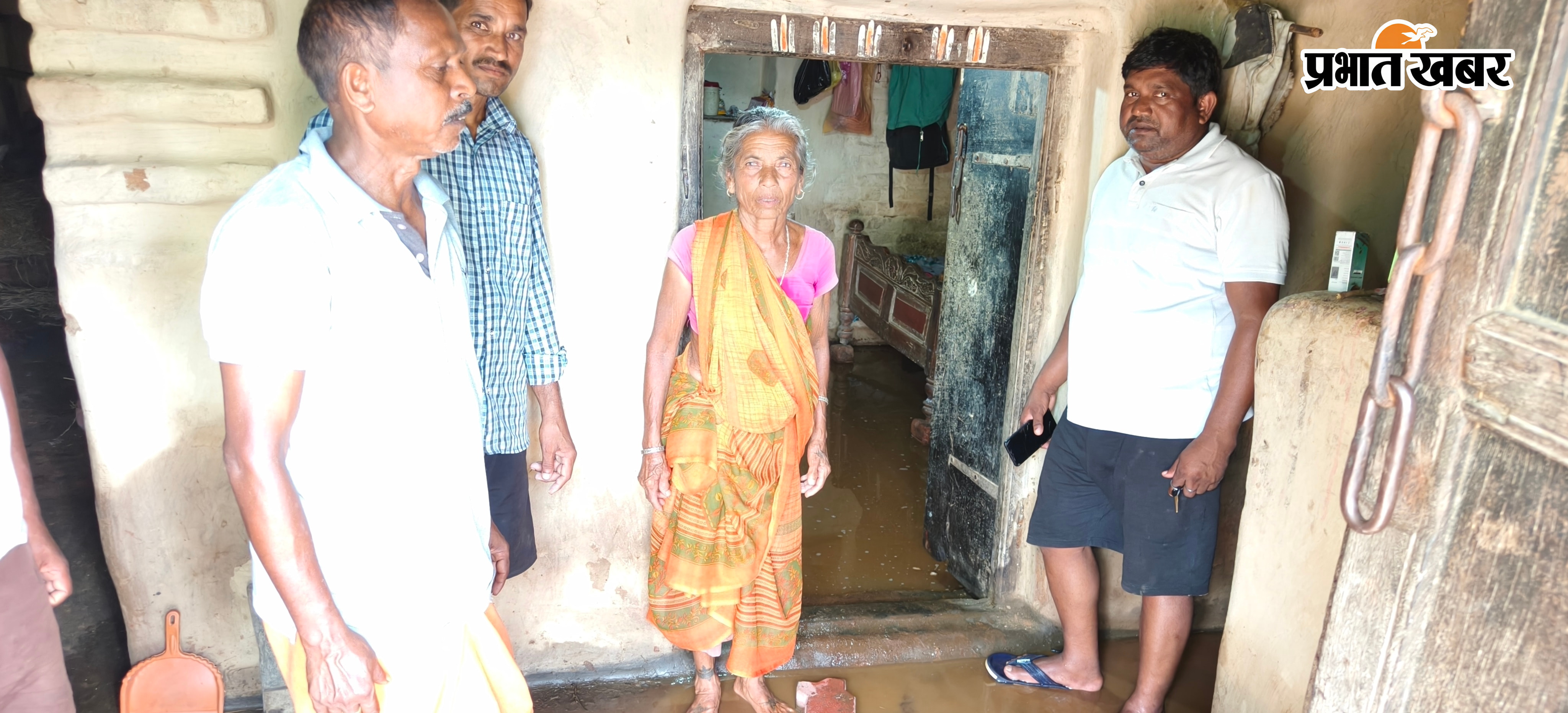 फोटो घर के फर्श में जमा पानी फोटो अवलोकल करते मुखिया एवं अन्य फोटो पानी निकालते गृह स्वामी | Prabhat Khabar Network