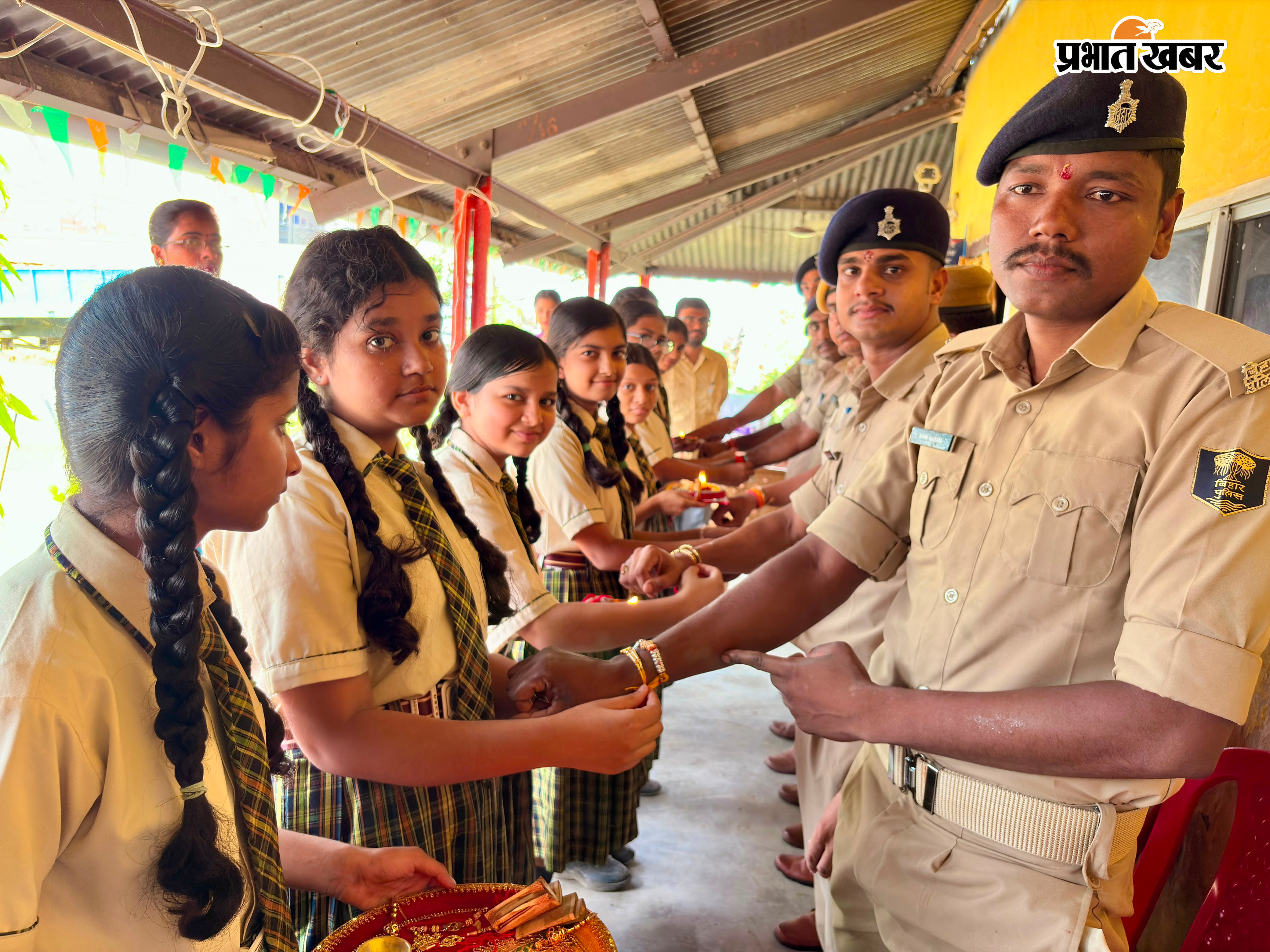 झंझारपुर आरएस थाना में पुलिस पदाधिकारी को राखी बांधते लोग | Prabhat Khabar Network