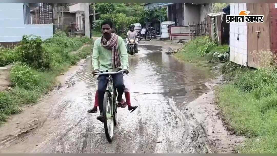 पाटन के इस इलाके में एक माह से जलजमाव, जूते-चप्पल हाथ में लेकर स्कूल जाते हैं बच्चे