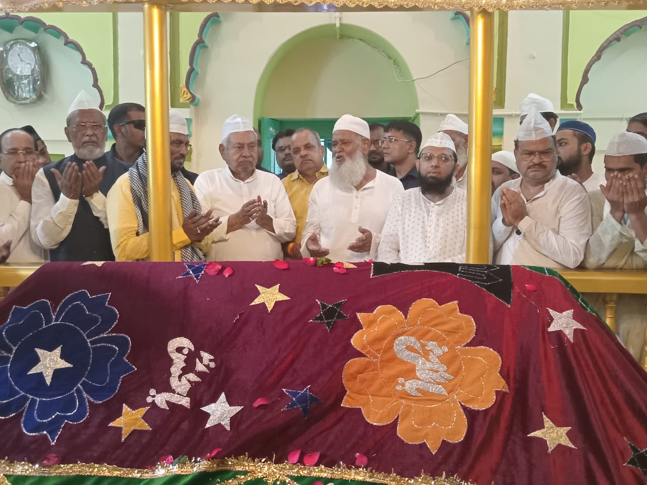 दुआ मांगते नीतीश कुमार