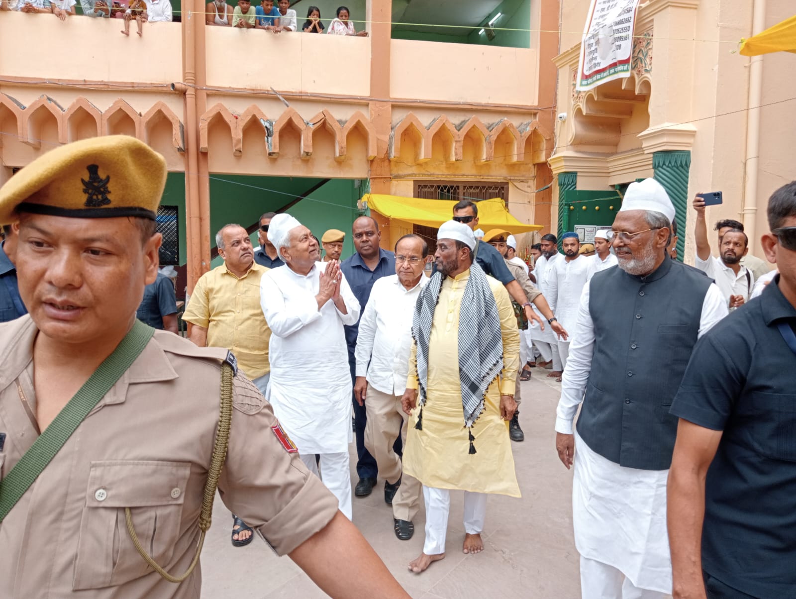 लोगों का अभिवादन करते नीतीश 