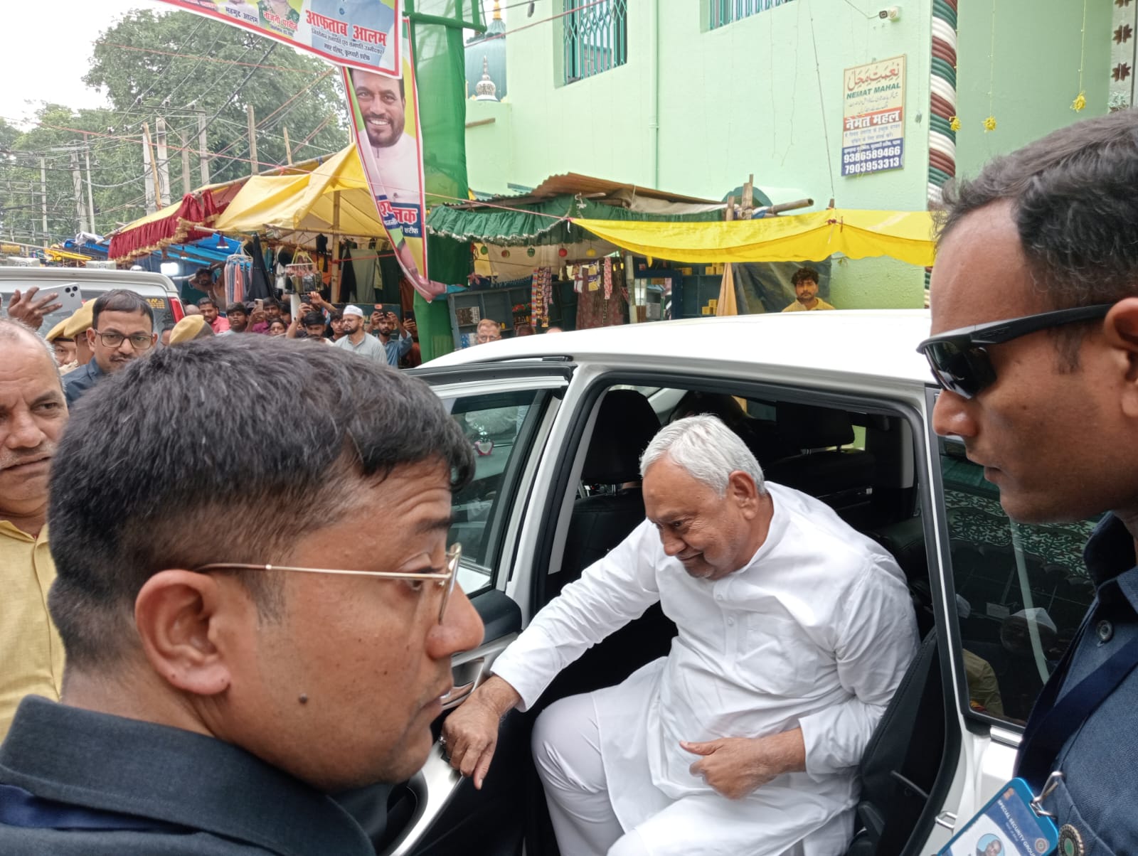 मजार पहुंचे नीतीश कुमार 