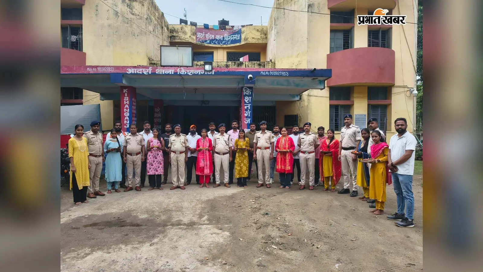सदर थाना परिसर में घुली रिश्तों की मिठास, पुलिस की कलाई पर रक्षासूत्र बांध बहनों ने खिलाई मिठाई