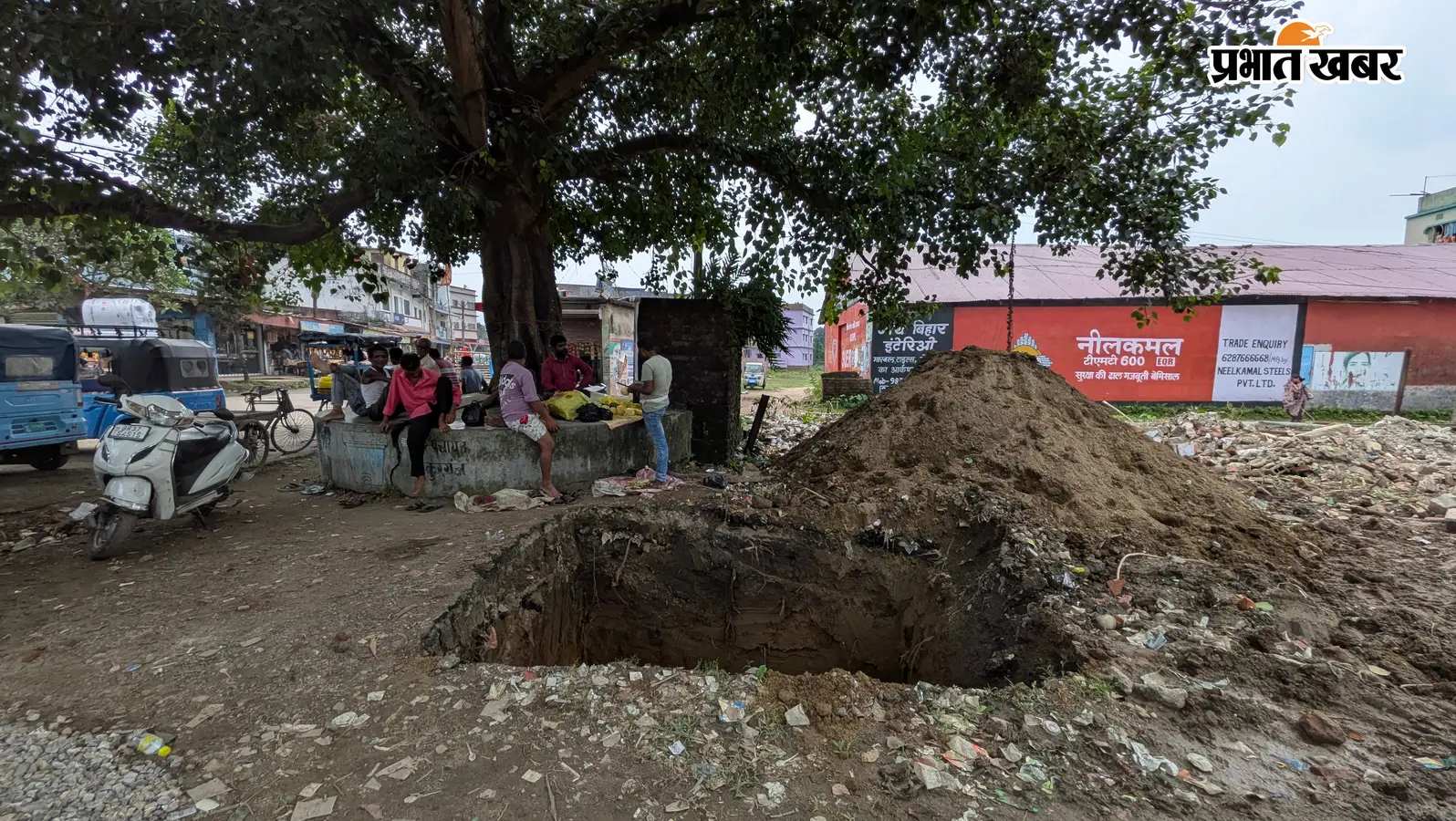विकास चाहिए, लेकिन पेड़ की कीमत पर नहीं! ठाकुरगंज स्टेशन के अमृत भारत गेट निर्माण स्थल पर बवाल, पीपल बचाने पर अड़े लोग