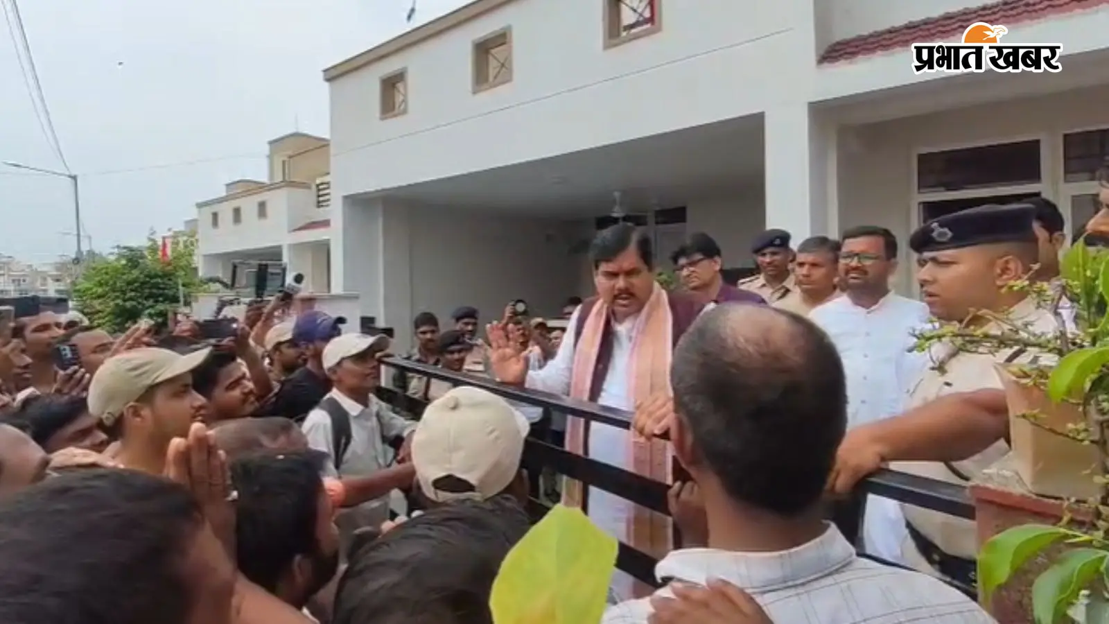 'छात्रों-युवाओं के लिए जो करना होगा करेंगे', शिक्षा मंत्री के आवास पर पहुंचे अभ्यर्थी, मिथिलेश तिवारी बोले- परीक्षा की तैयारी में जुटिए