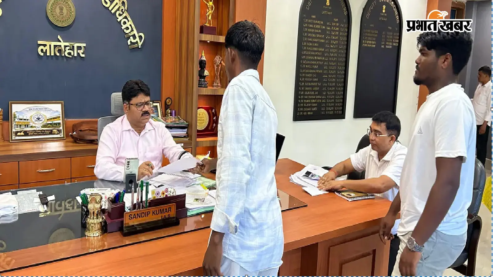 लातेहार में DC ने सुनीं ग्रामीणों की फरियाद, झारखंड आंदोलनकारियों के लंबित मामलों की जांच का निर्देश