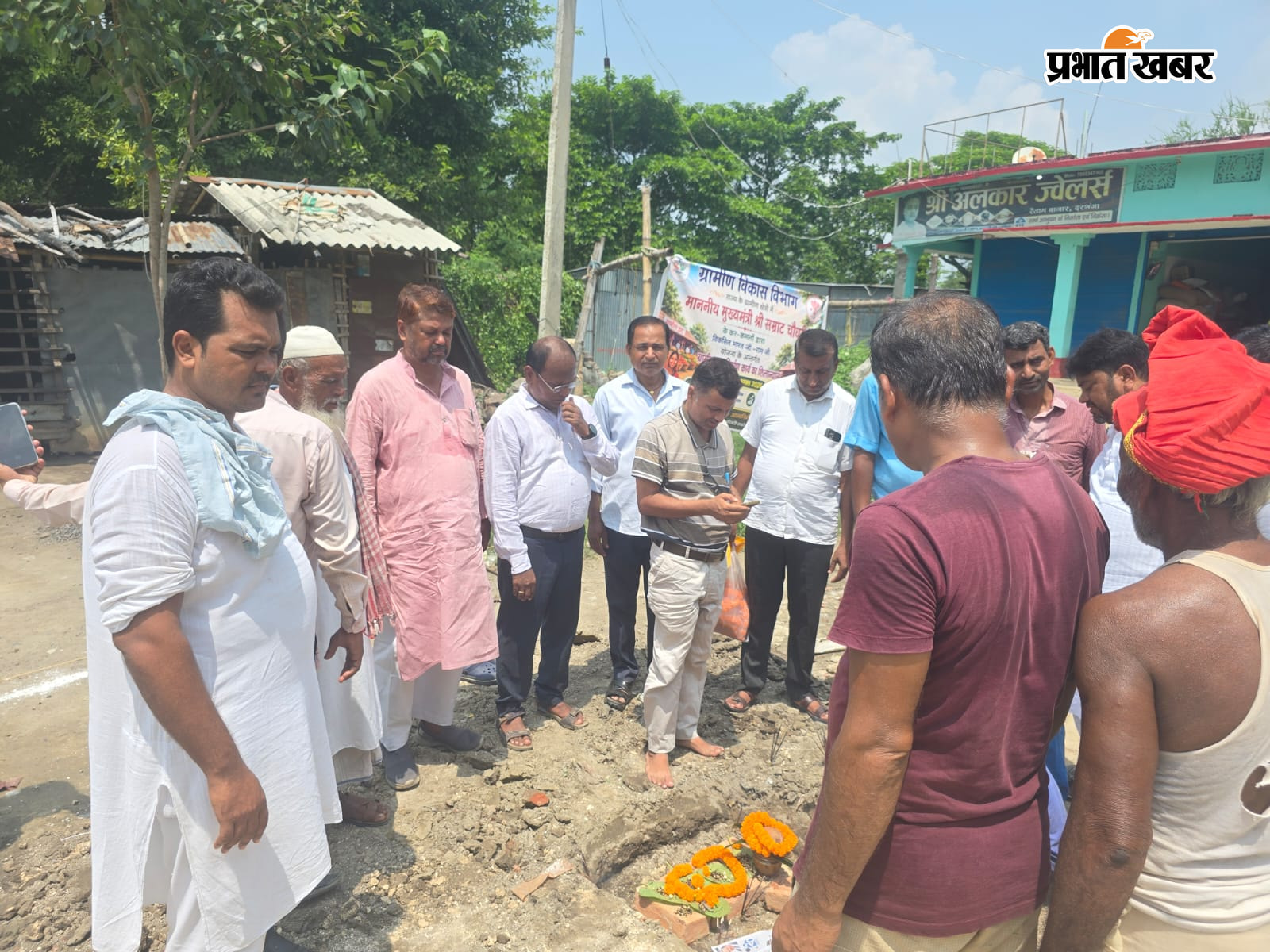 रैयाम हाॅट के शेड निर्माण कार्य का शिलान्यास करते पीओ विनोद कुमार स्थानीय मुखिया मो इफ्तेखार अहमद | Prabhat Khabar Network