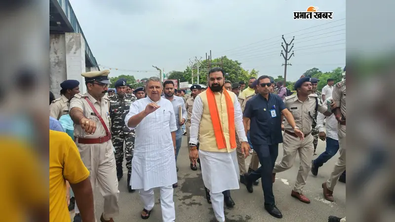 बाढ़ अलर्ट के बीच बगहा पहुंचे सीएम सम्राट, गंडक और सीमावर्ती इलाकों का लिया जायजा