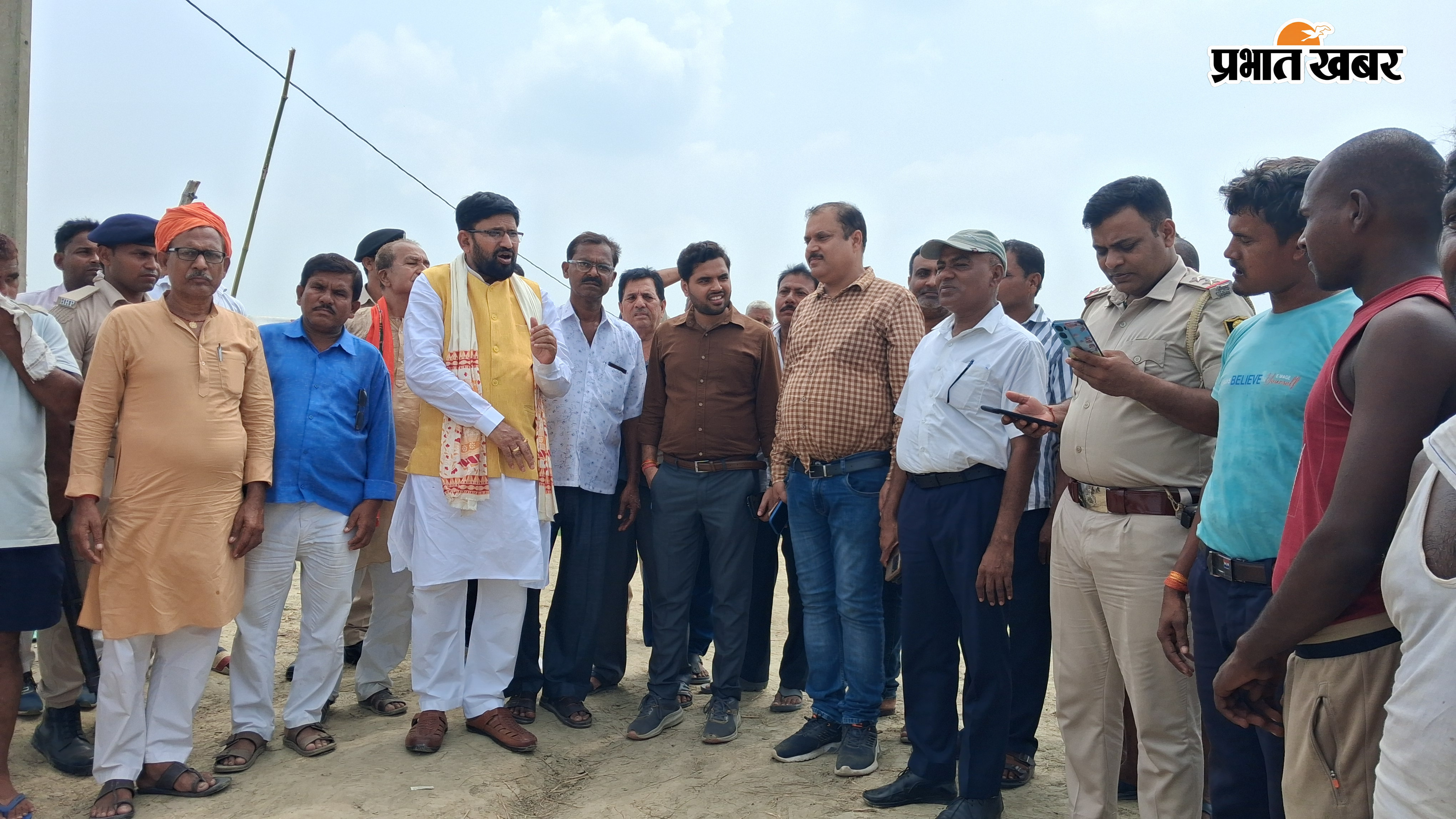 तटबंध का निरीक्षण करते विधायक. | Prabhat Khabar Network