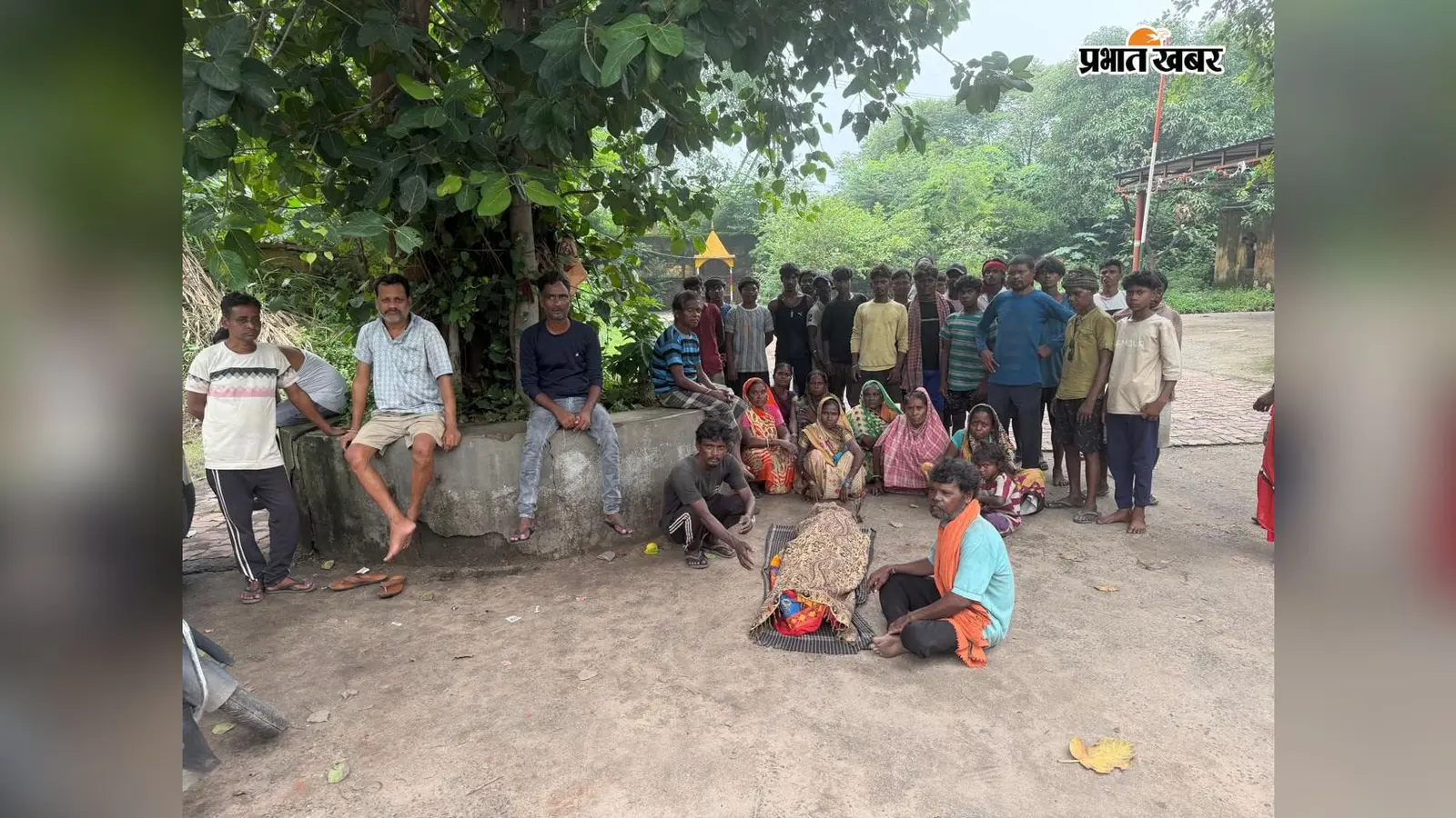 अंतिम संस्कार के लिए रास्ता नहीं मिलने पर शव रखकर किया प्रदर्शन, मेयर के हस्तक्षेप से मिली मदद