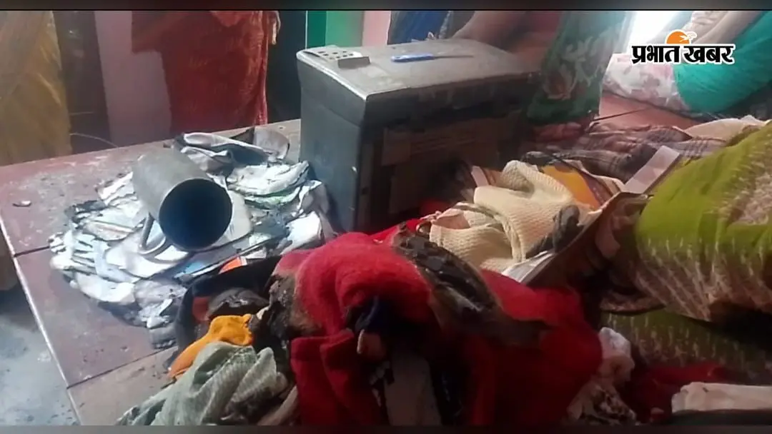 दीपक जलता छोड़ सोना पड़ा भारी: आधी रात घर में लगी आग, ₹25 हजार नकद समेत एक लाख का सामान राख