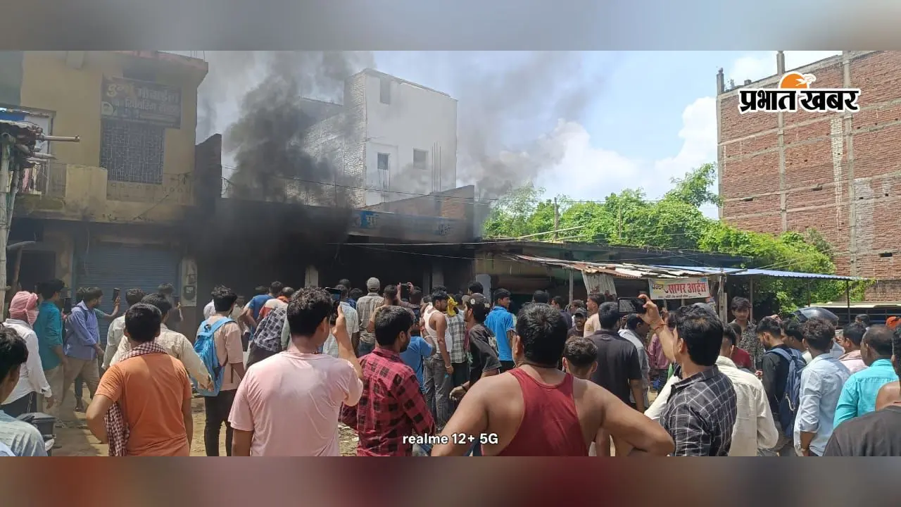 अकोढ़ीगोला में इलेक्ट्रिक स्कूटी के गोदाम में लगी आग, 85 स्कूटी समेत बैटरी-पार्ट्स जलकर राख, 95 लाख का नुकसान
