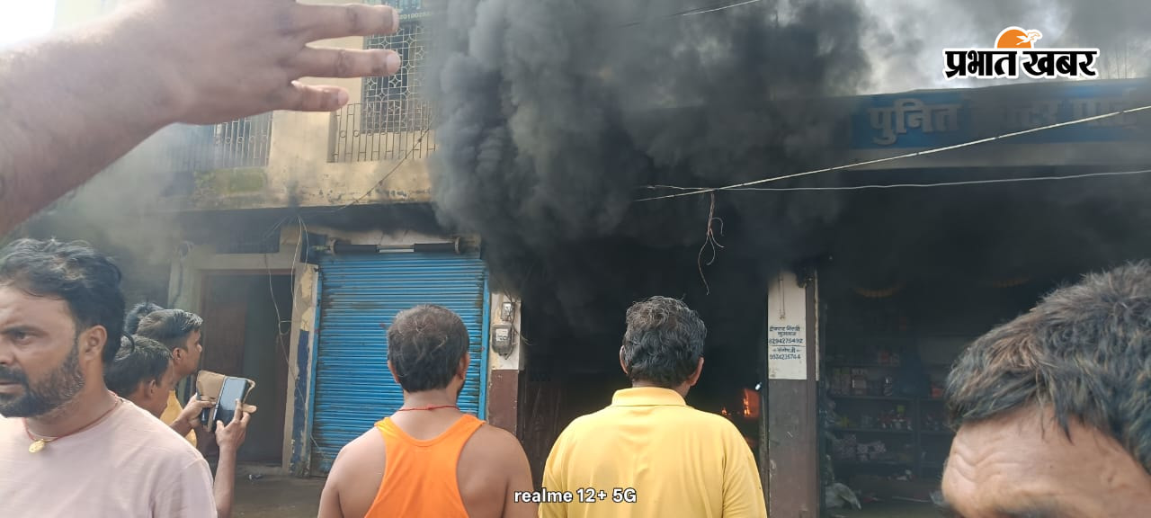 अकोढ़ी गोला के बराढ़ी गोला रोड में इलेक्ट्रिक स्कूटी गोदाम से निकलता आग की धुआं गोदाम में जली स्कूटी और पोर्ट्स | Prabhat Khabar Network