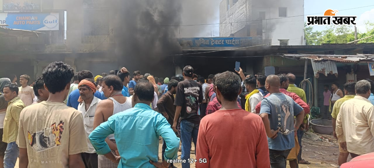 अकोढ़ीगोला के बराढ़ी गोला चांदी रोड में इलेक्ट्रिक स्कूटी गोदाम से निकलता धुआं आग से जली स्कूटी | Prabhat Khabar Network