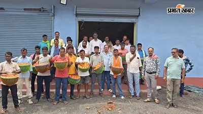 टमाक की थाप से गूंजेगा गांव : हेमलाल मुर्मू ने ग्रामीणों को सौंपा पारंपरिक वाद्य यंत्र