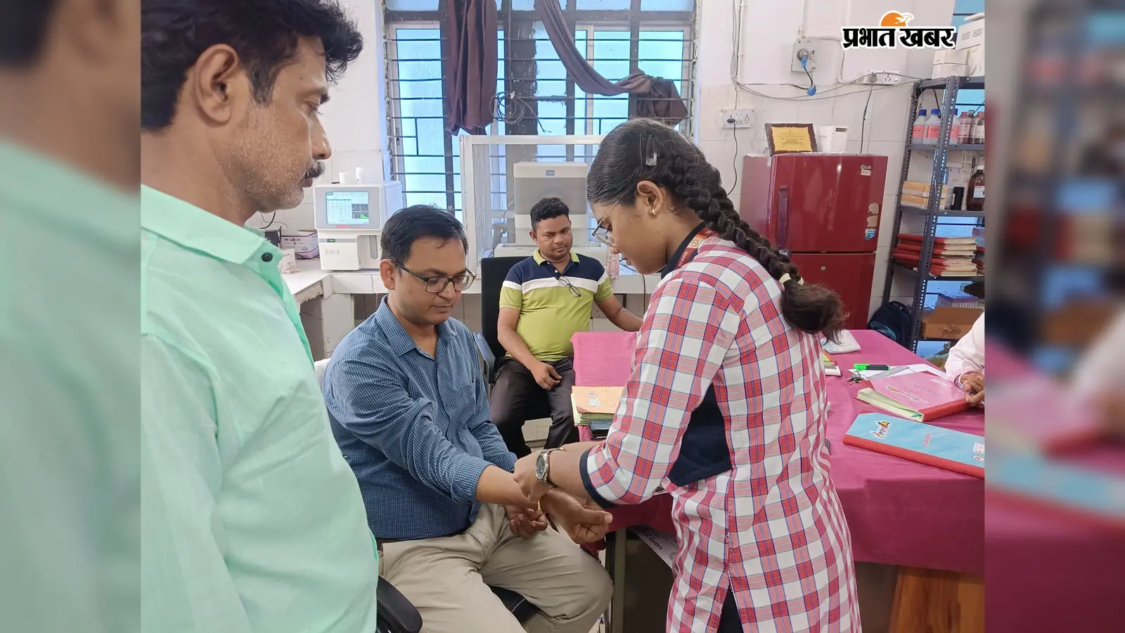 रक्षाबंधन पर सदर अस्पताल पहुंचीं छात्राएं, मरीजों और डॉक्टरों के लिए किया ये खास काम