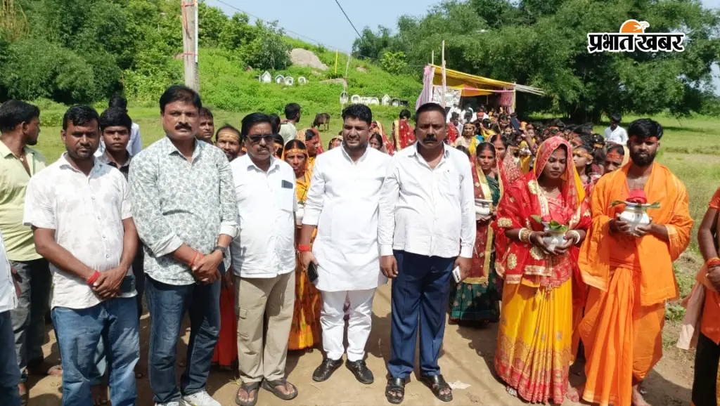 Palamu News: श्रावण पूर्णिमा पर निकली भव्य कलश यात्रा, बटाने नदी से जल लेकर पहाड़ी शिव स्थान में स्थापित किया कलश