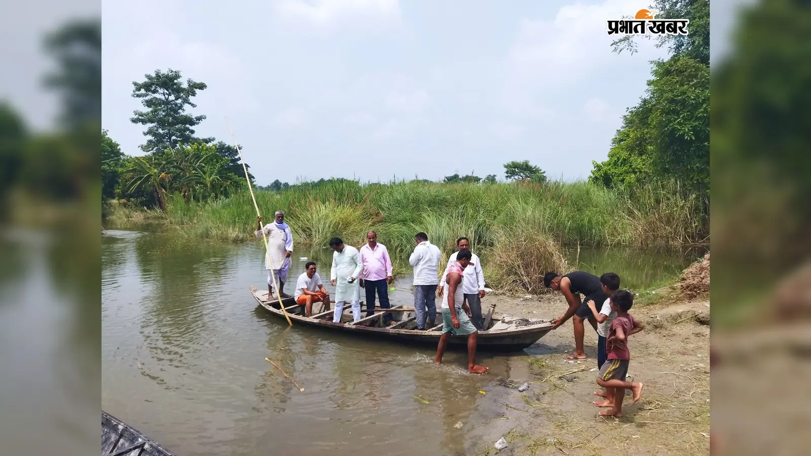 Bettiah: नदी के कहर से खेत बचाने की गुहार, नाव से कटाव स्थल पहुंचे उप प्रमुख, प्रशासन से कार्रवाई की मांग
