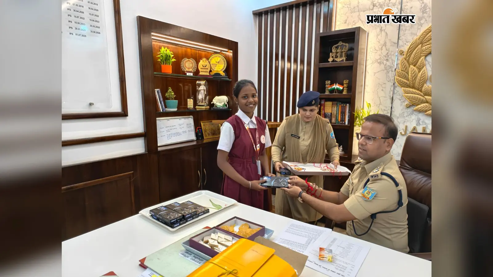 SSP की कलाई पर राखी बांधने पहुंचीं छात्राएं, बोलीं- आप हमारे लिए भाई है
