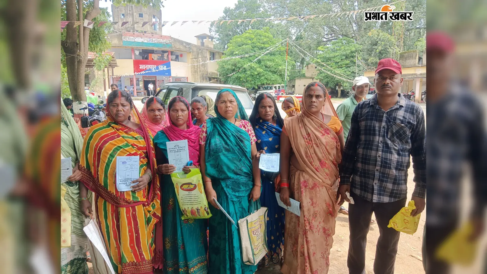 Garhwa News: लोन दिलाने के नाम पर महिलाओं से लाखों की ठगी, कंपनी कार्यालय में हंगामा