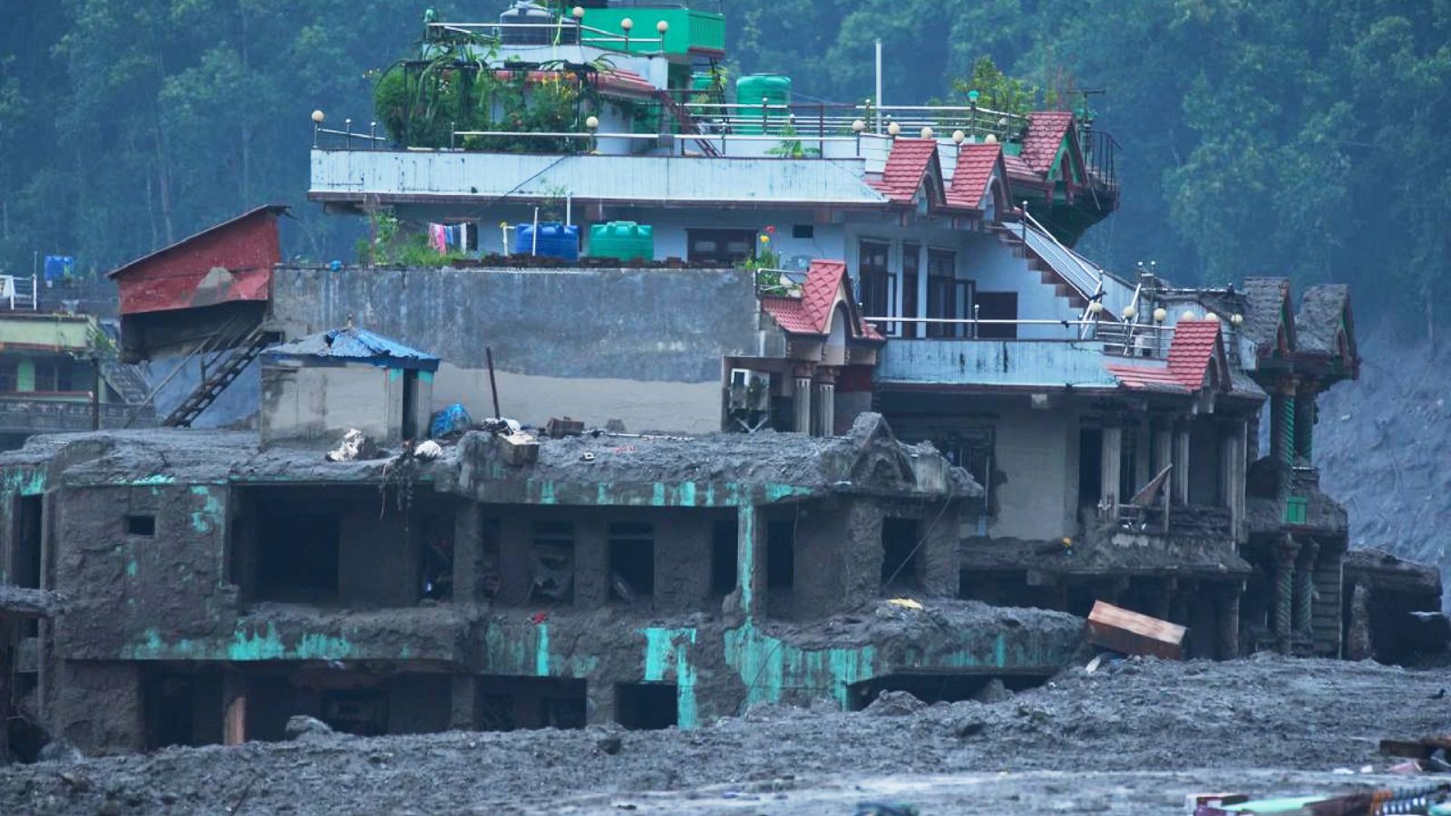 नेपाल के नुवाकोट जिले के देवीघाट में फ्लैश फ्लड के बाद तबाही का मंजर (Photo: AP)