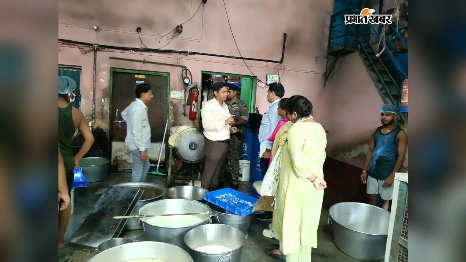 रक्षाबंधन से पहले भभुआ में मिठाई दुकानों पर छापेमारी, निर्माण तारीख से बेस्ट बिफोर तक की जांच; बासी मिठाई बेचने पर दुकान सील करने की SDM ने दी चेतावनी