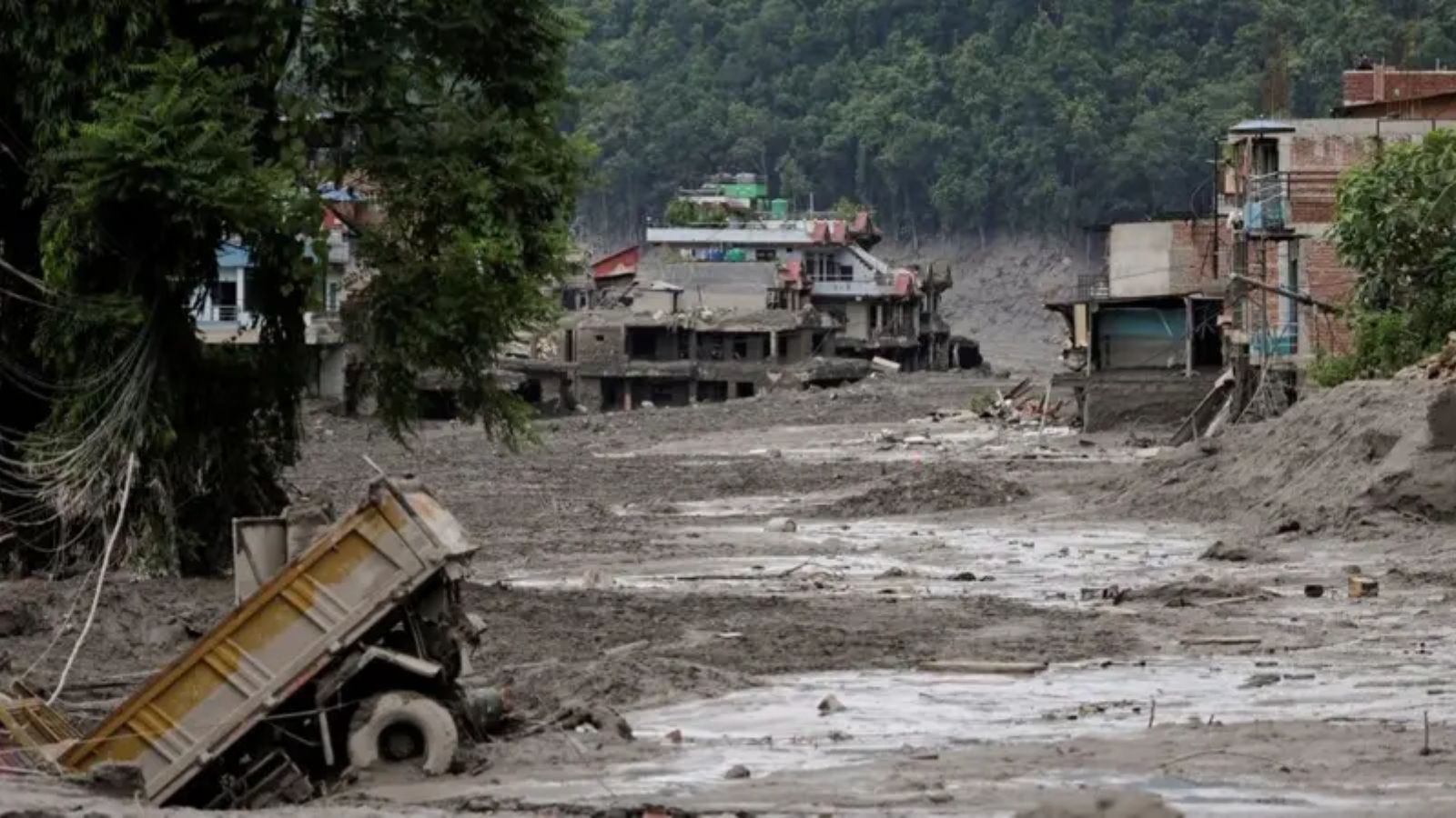 ताबाही के बाद मलबा मे समाया हुआ सड़क (Photo: Reuters)