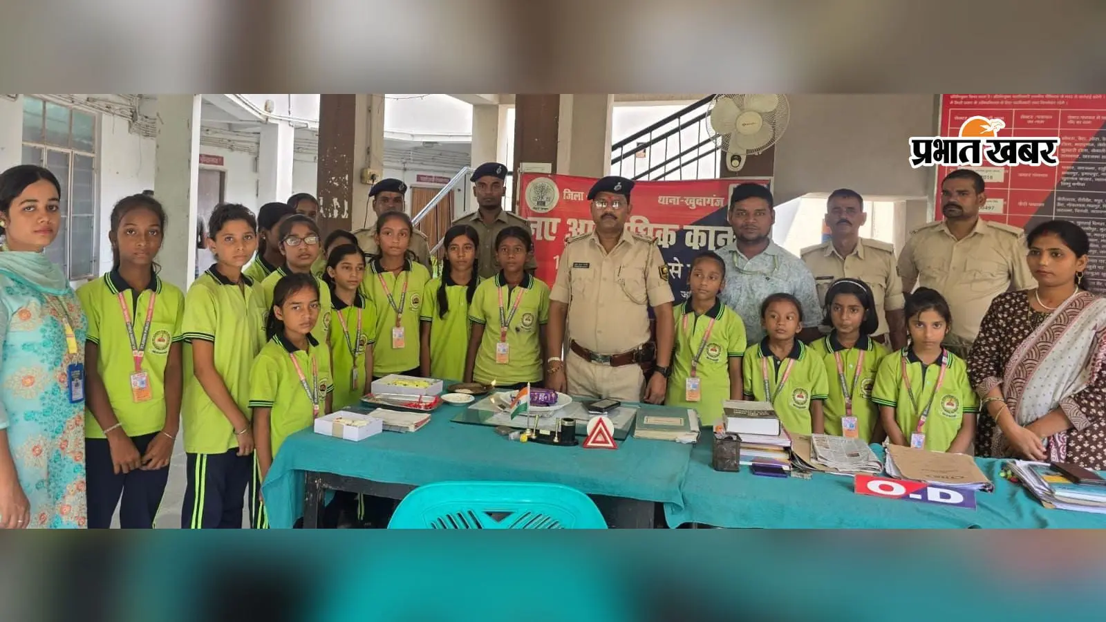 राखी लेकर थाने पहुंचीं छात्राएं, पुलिसकर्मियों की कलाई पर बांधा रक्षा सूत्र; इस्लामपुर में दिखा अनोखा रक्षाबंधन