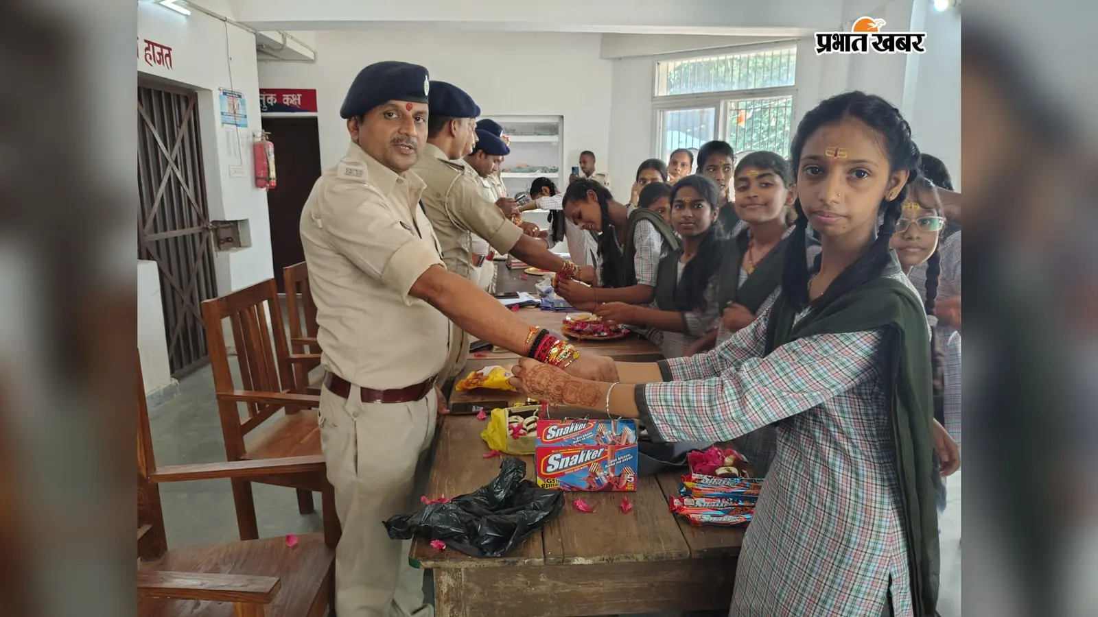 भोजपुर में थानाध्यक्ष की कलाई पर राखी बांधने पहुंचीं छात्राएं, फिर बच्चों ने निकाली कांवड़ यात्रा