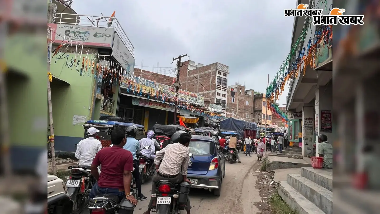 बखरी-रोसड़ा मुख्य पथ पर अतिक्रमण से बढ़ी जाम की समस्या, स्कूली बच्चों और राहगीरों को हो रही परेशानी