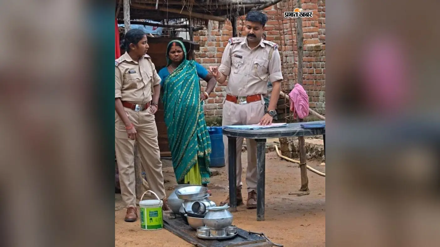 जमुआ में हत्या व लूट के दो फरार आरोपियों के घर कुर्की-जब्ती