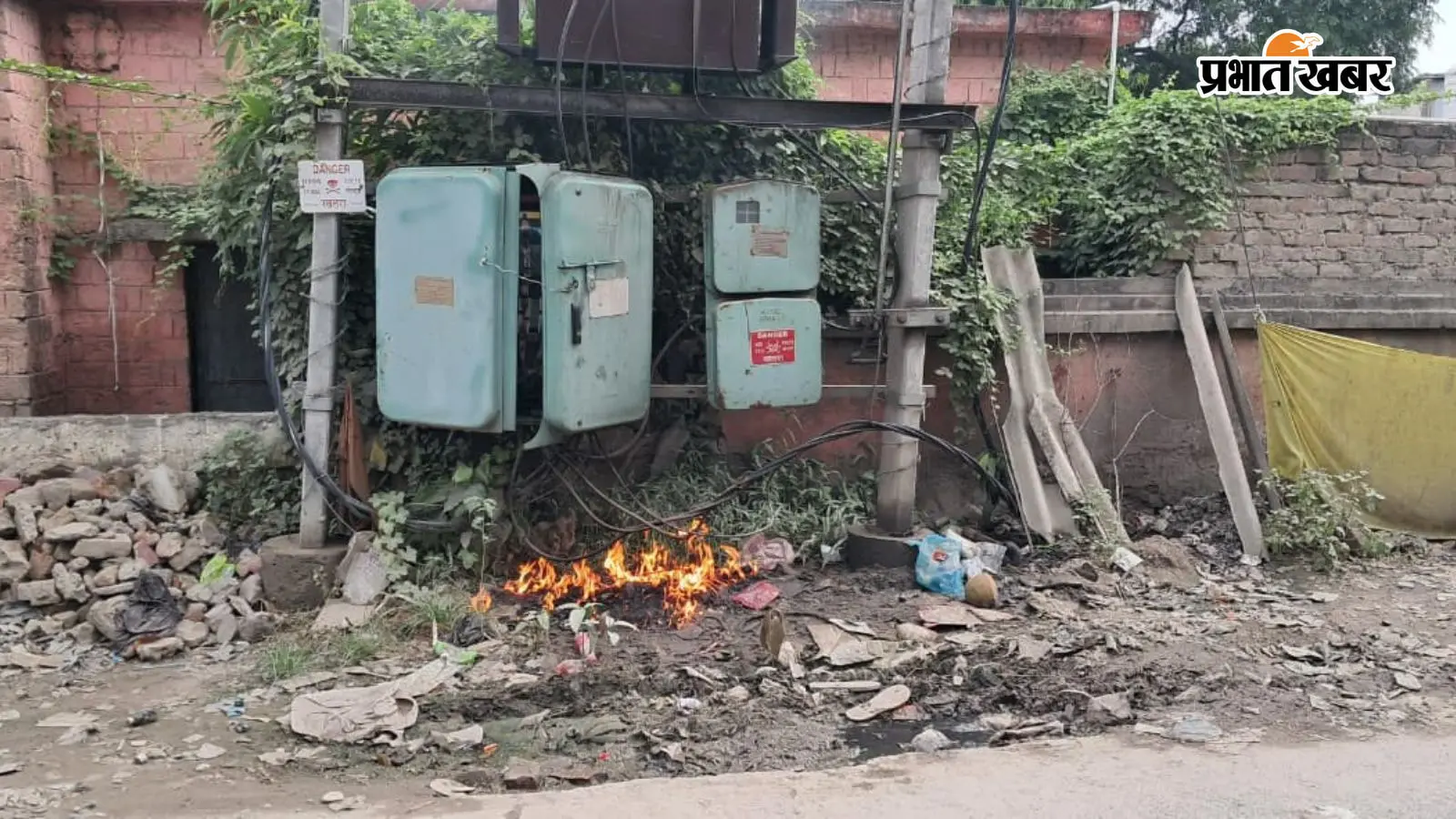 सारण के तरैया में स्कूल के पास ट्रांसफार्मर के केबल में लगी आग, सूचना मिलते ही बिजली विभाग ने बंद की सप्लाई