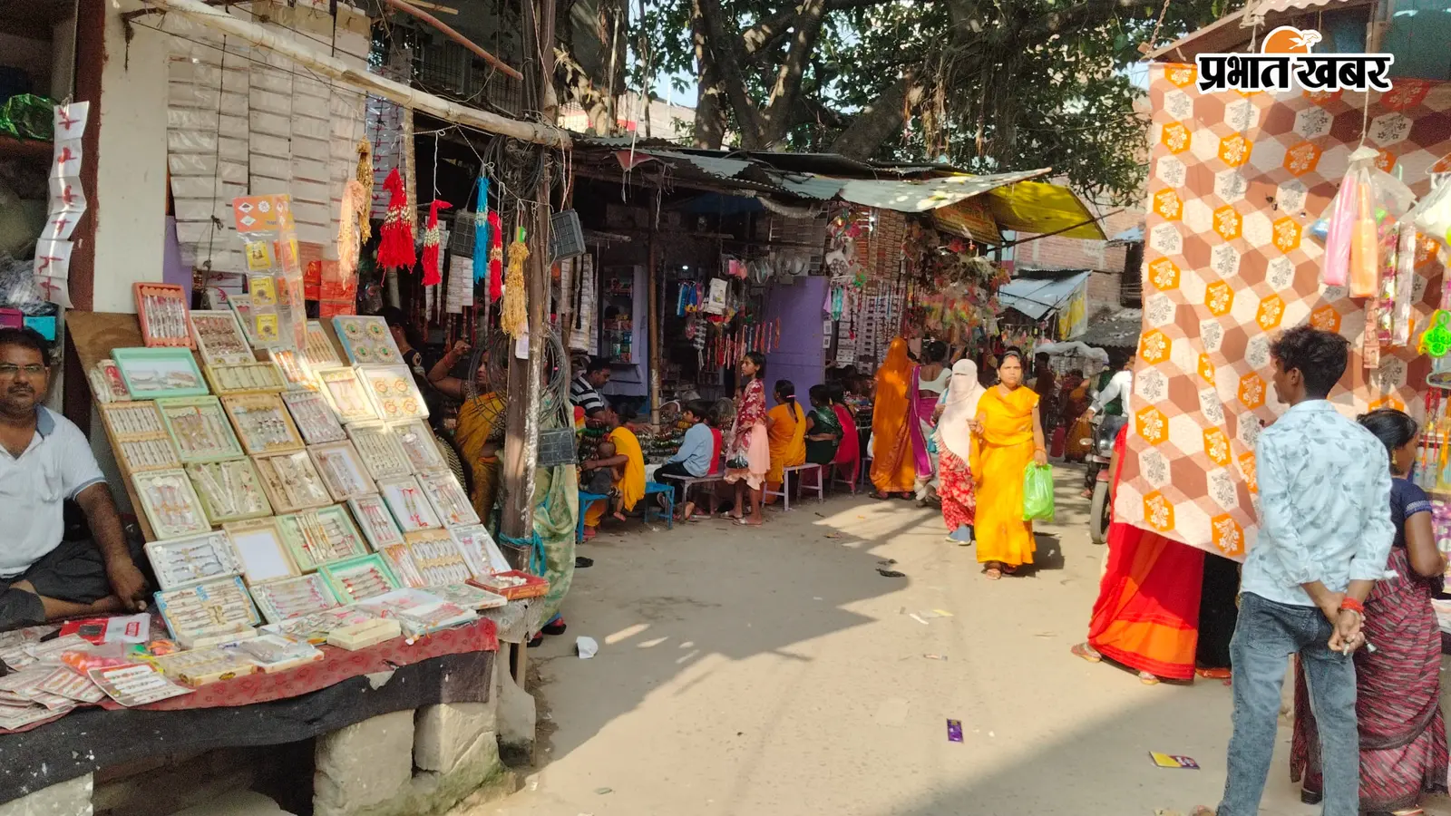 दाउदनगर के बाजार में चांदी की राखी भी मौजूद, बहनों में खरीदारी को लेकर दिखा उत्साह