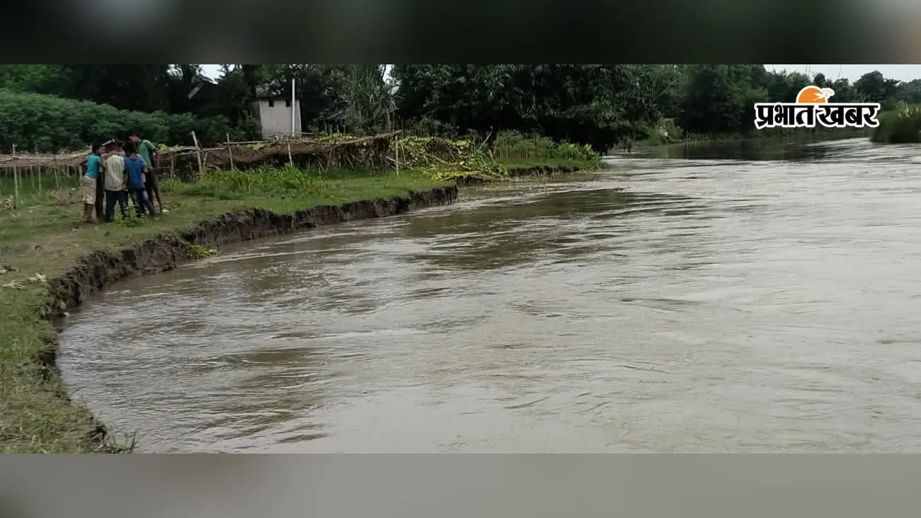 रातभर जाग रहे बीरगांव के लोग, कोसी का कटाव बढ़ा; स्कूल और पंचायत भवन नदी के निशाने पर