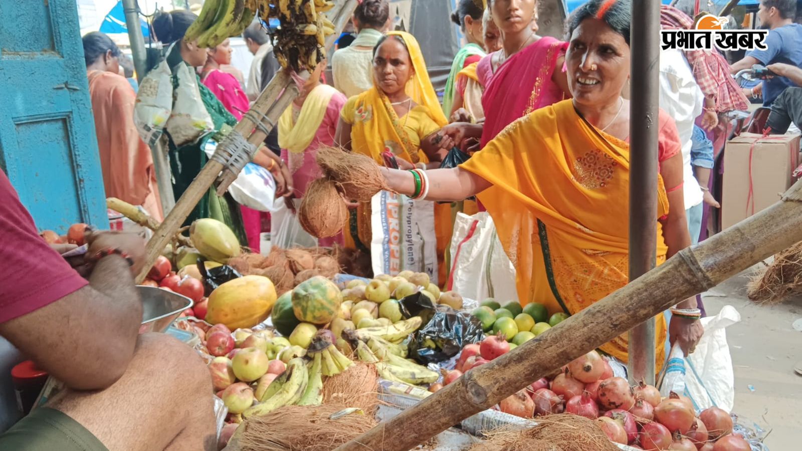 बाजार से खरीददारी करती महिलायें