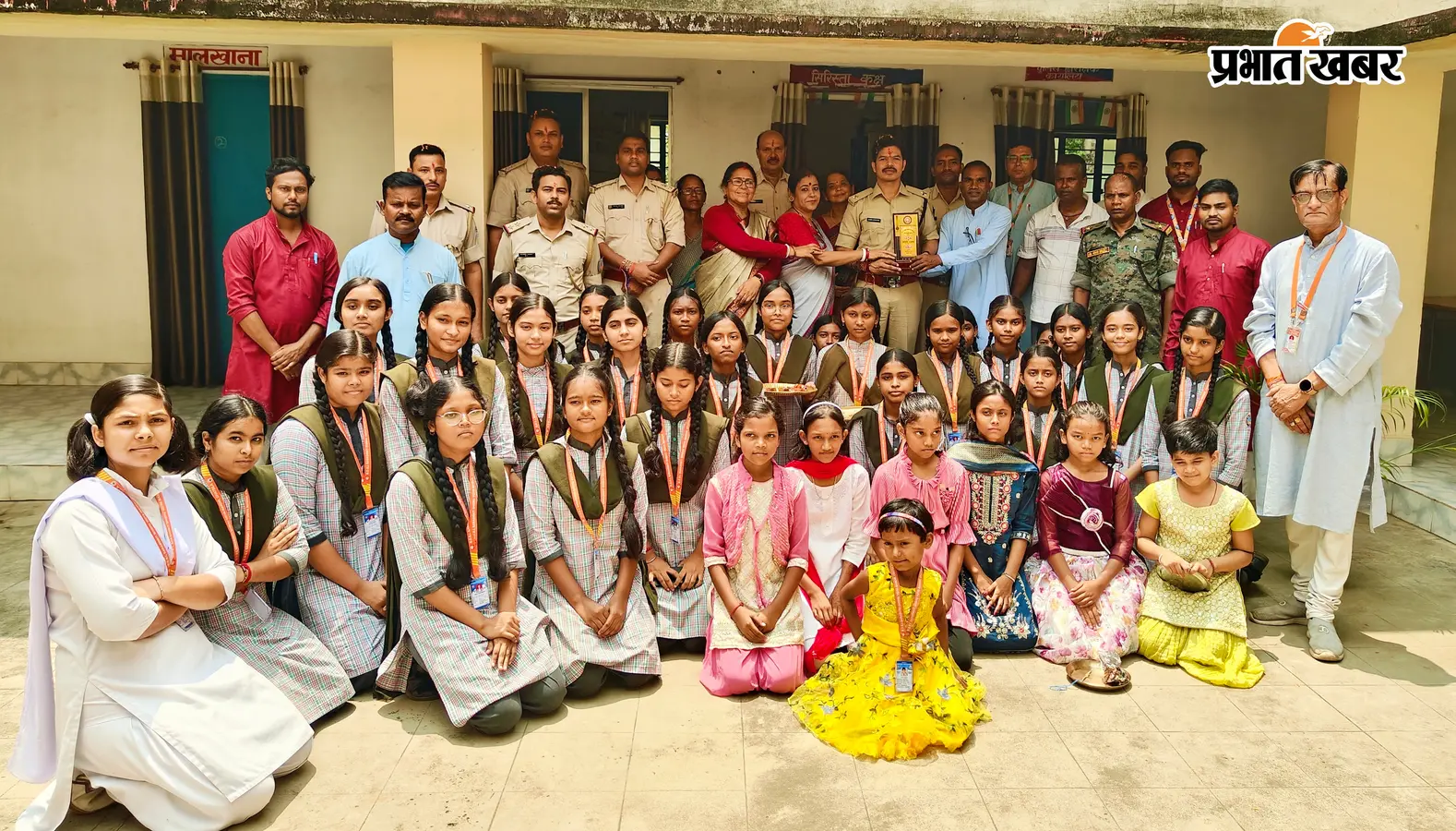 घाटशिला: भाई-बहन से आगे बढ़ा रक्षाबंधन का रिश्ता, छात्राओं ने पुलिस जवानों की कलाई पर बांधा रक्षा सूत्र